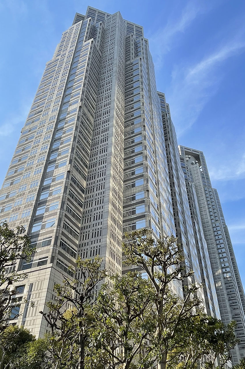 La mairie de Tokyo vue de profil