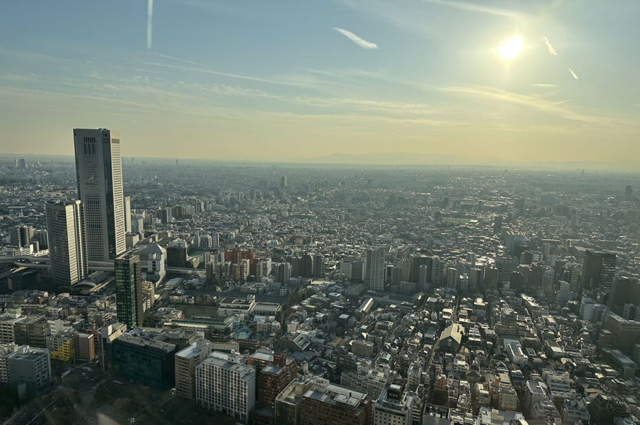 Le soleil brille en fin de journée sur la métropole tokyoïte