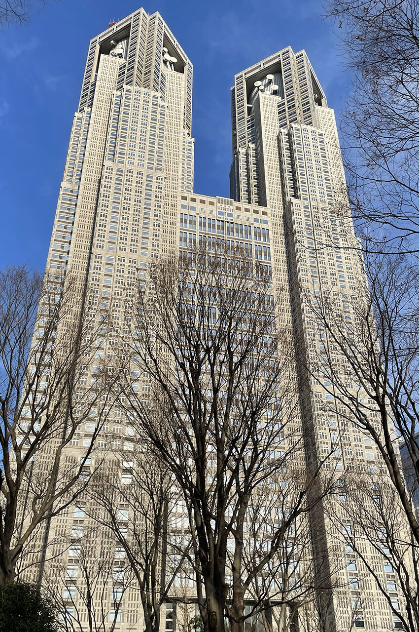 Les tours jumelles de la Mairie de Tokyo font 243 m de haut