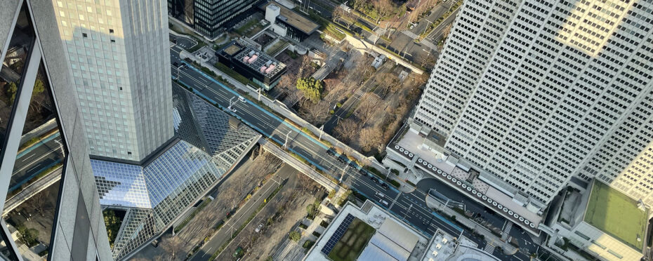 Les yeux plongent vers le sol depuis l'observatoire de la Mairie de Tokyo