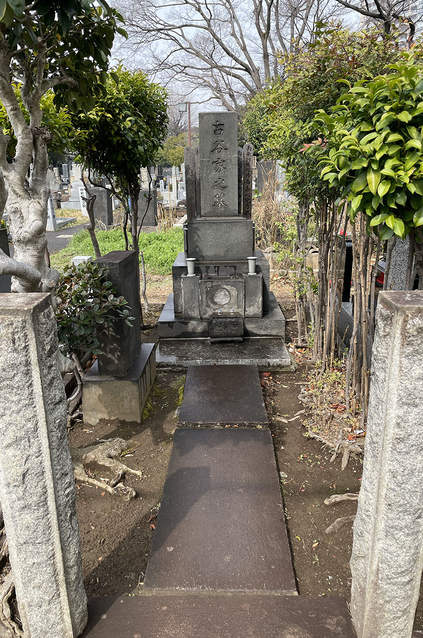 Des arbres encadrent souvent les tombes au cimetière de Yanaka