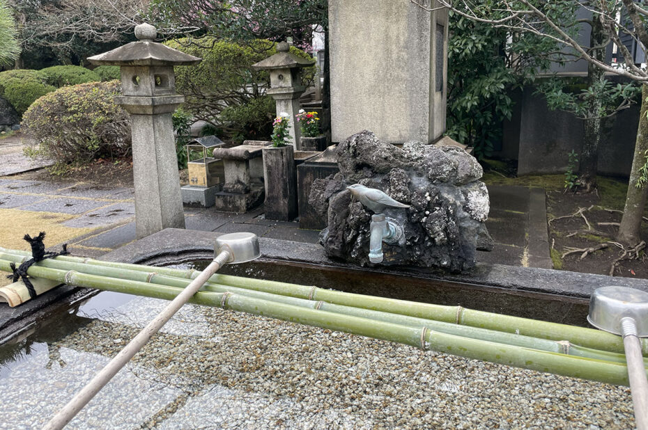Bassin du temple Tenno-ji avec son robinet en forme d'oiseau