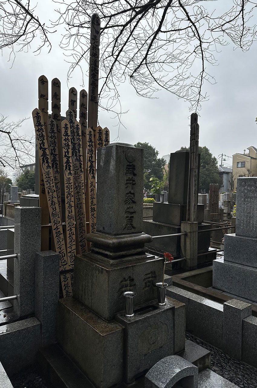 On place souvent des bâtons de bois nommés tohba derrière les tombes