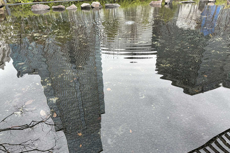 Les buildings de Nihonbashi se reflètent sur l'eau