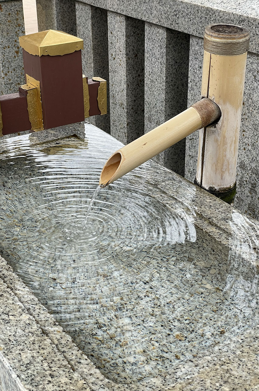 Fontaine avec un robinet en bambou
