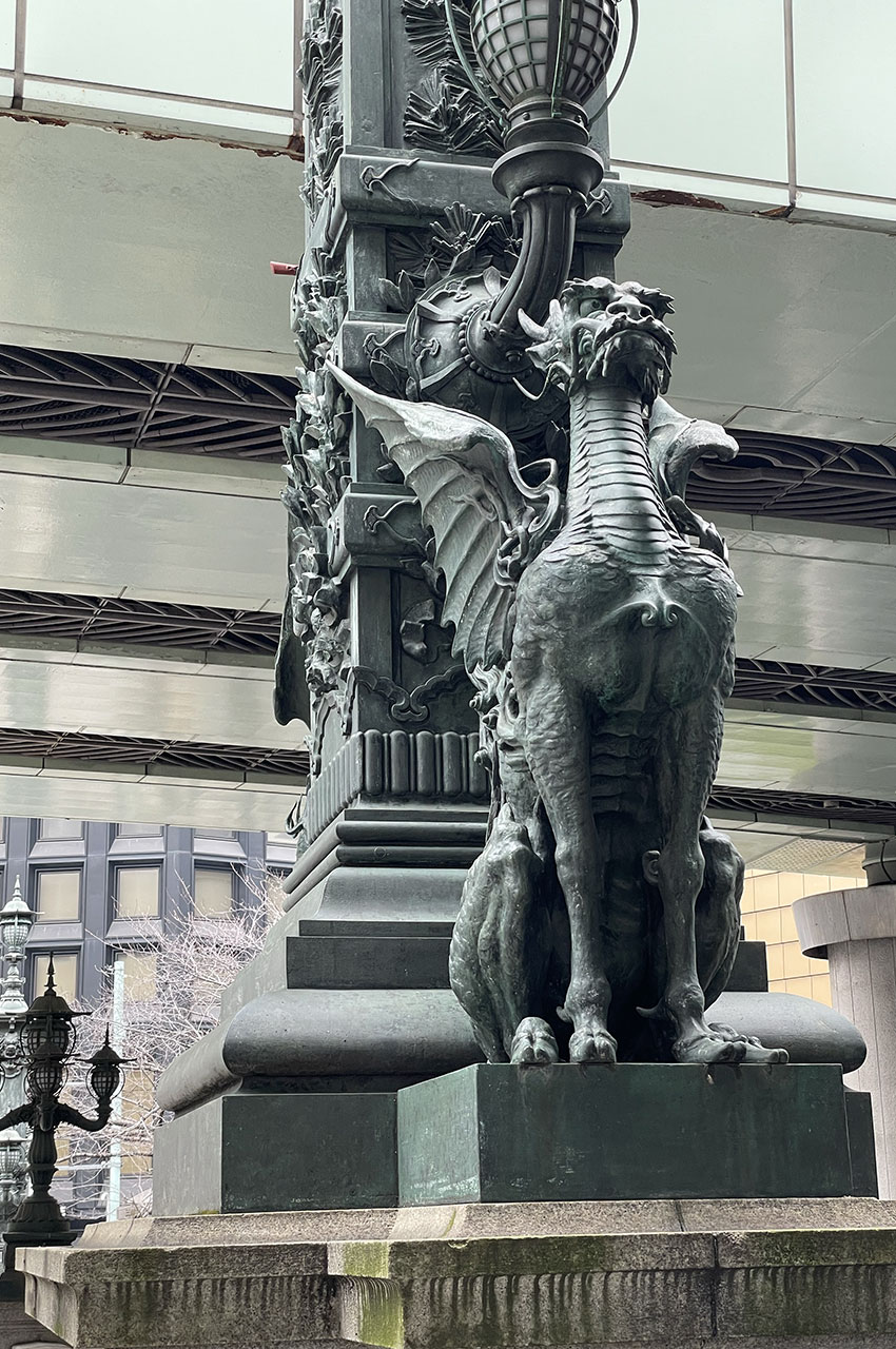 Kirin ailé du sculpteur Osao Watanabe sur le pont de Nihonbashi