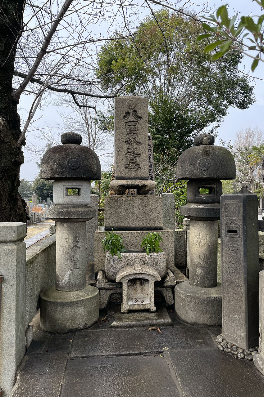 Lanternes en pierre de part et d'autre d'une tombe