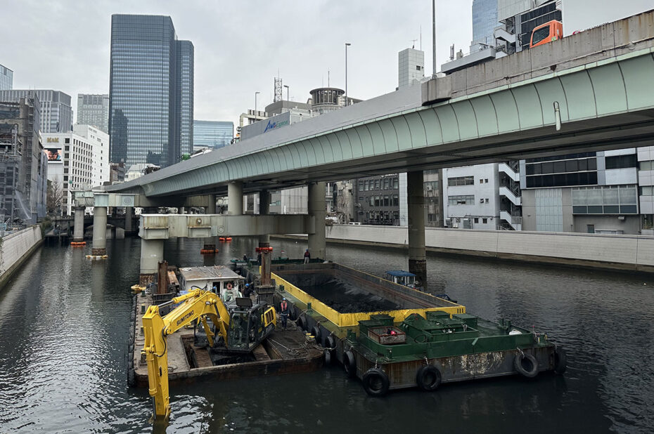 Opération de nettoyage du canal à Nihonbashi