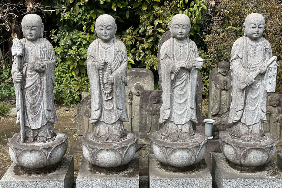 Quatre statues jizo au temple Tenno-ji dans le cimetière de Yanaka