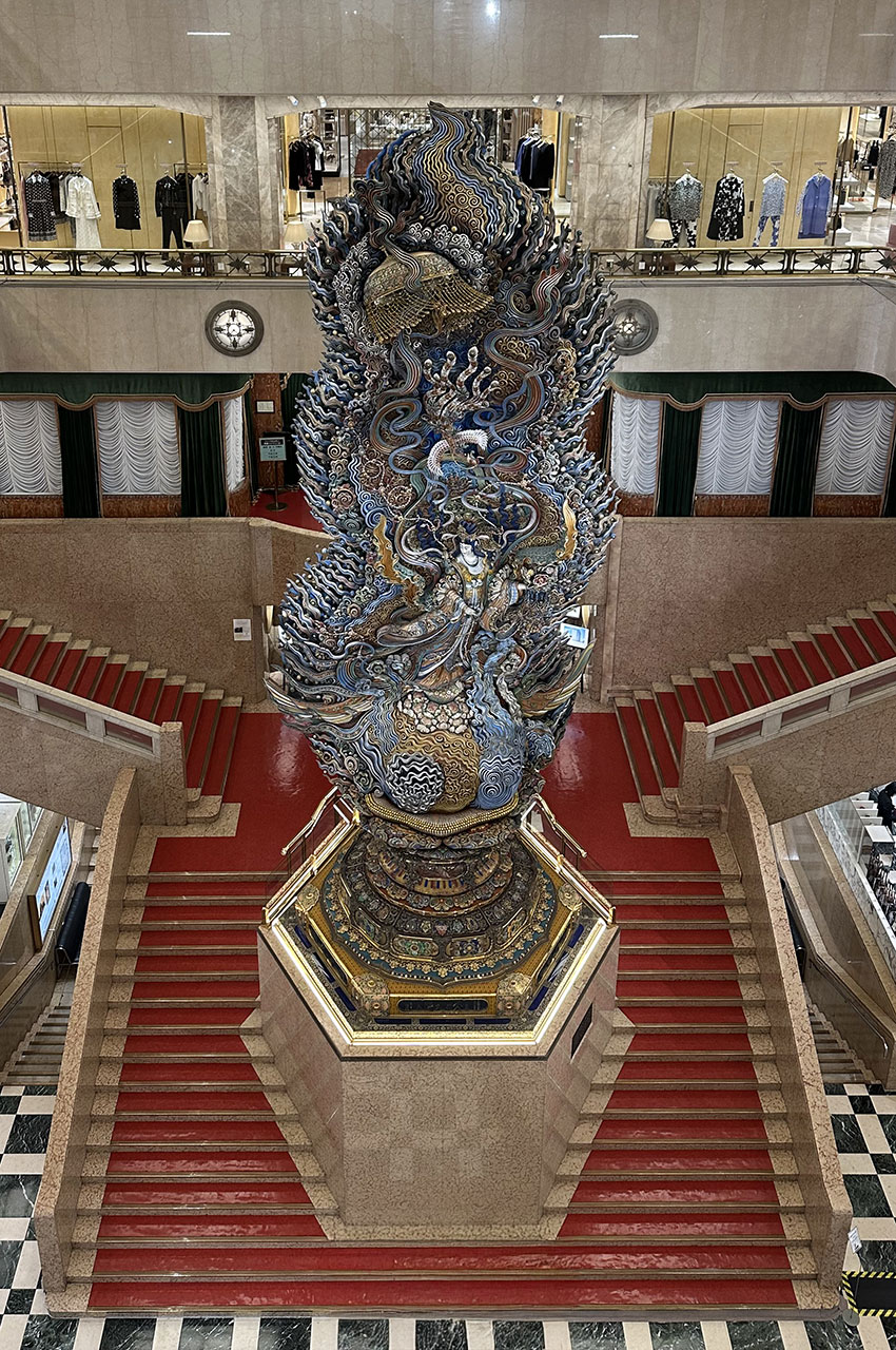 Sculpture de 11 m représentant une jeune fille céleste
