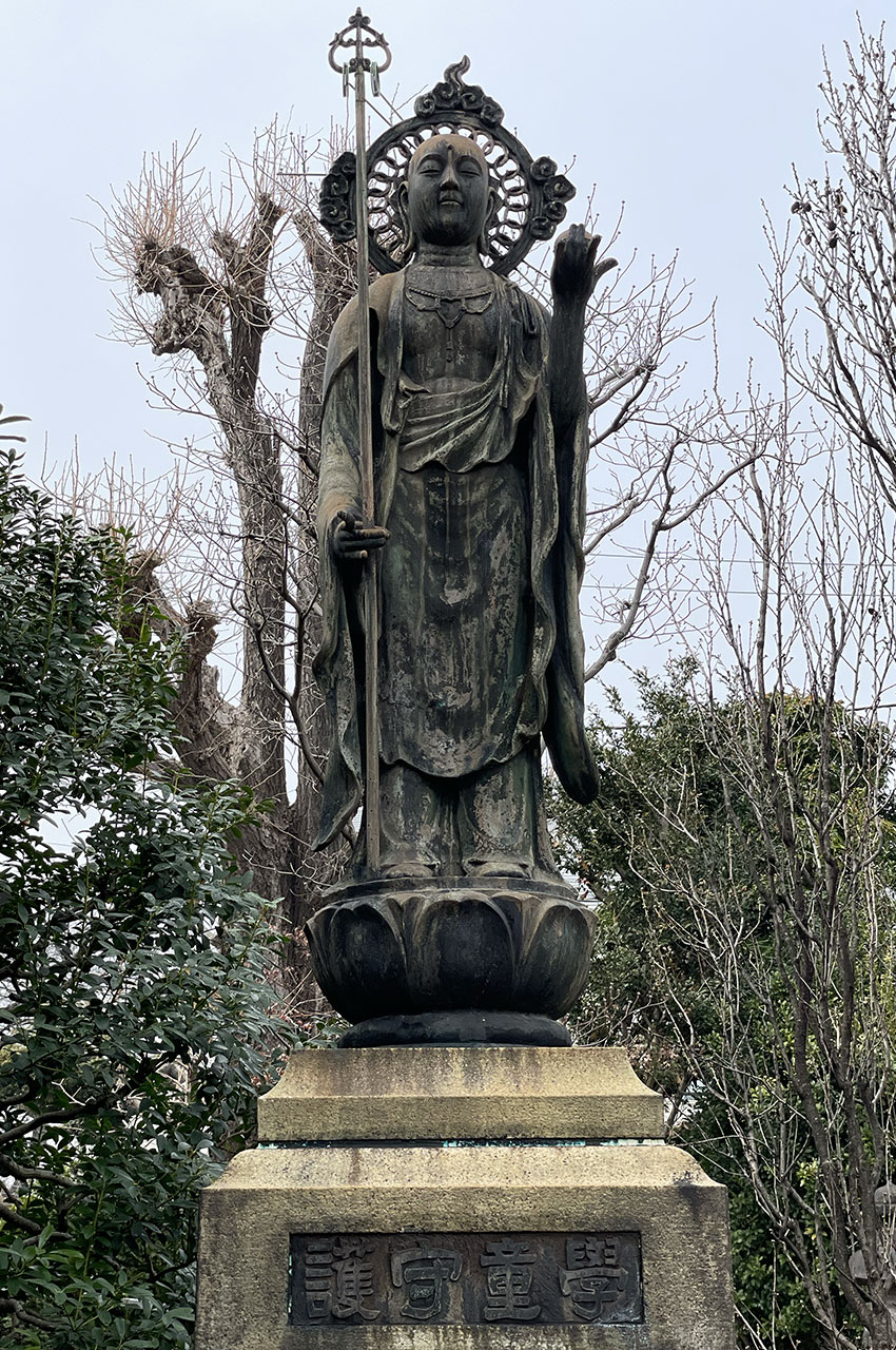 Statue de Bouddha sur une fleur de lotus