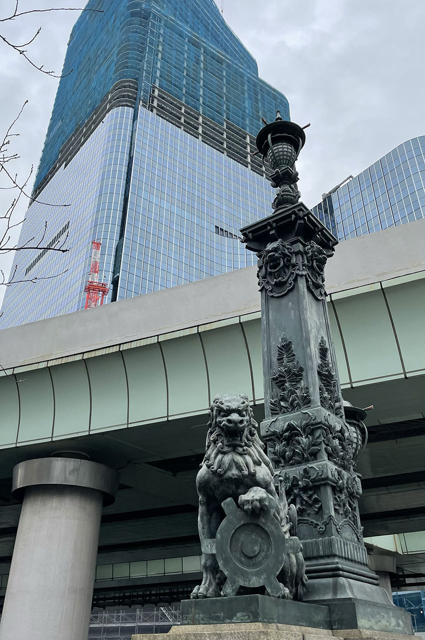 Statue de lion en bronze devant le pont de Nihonbashi