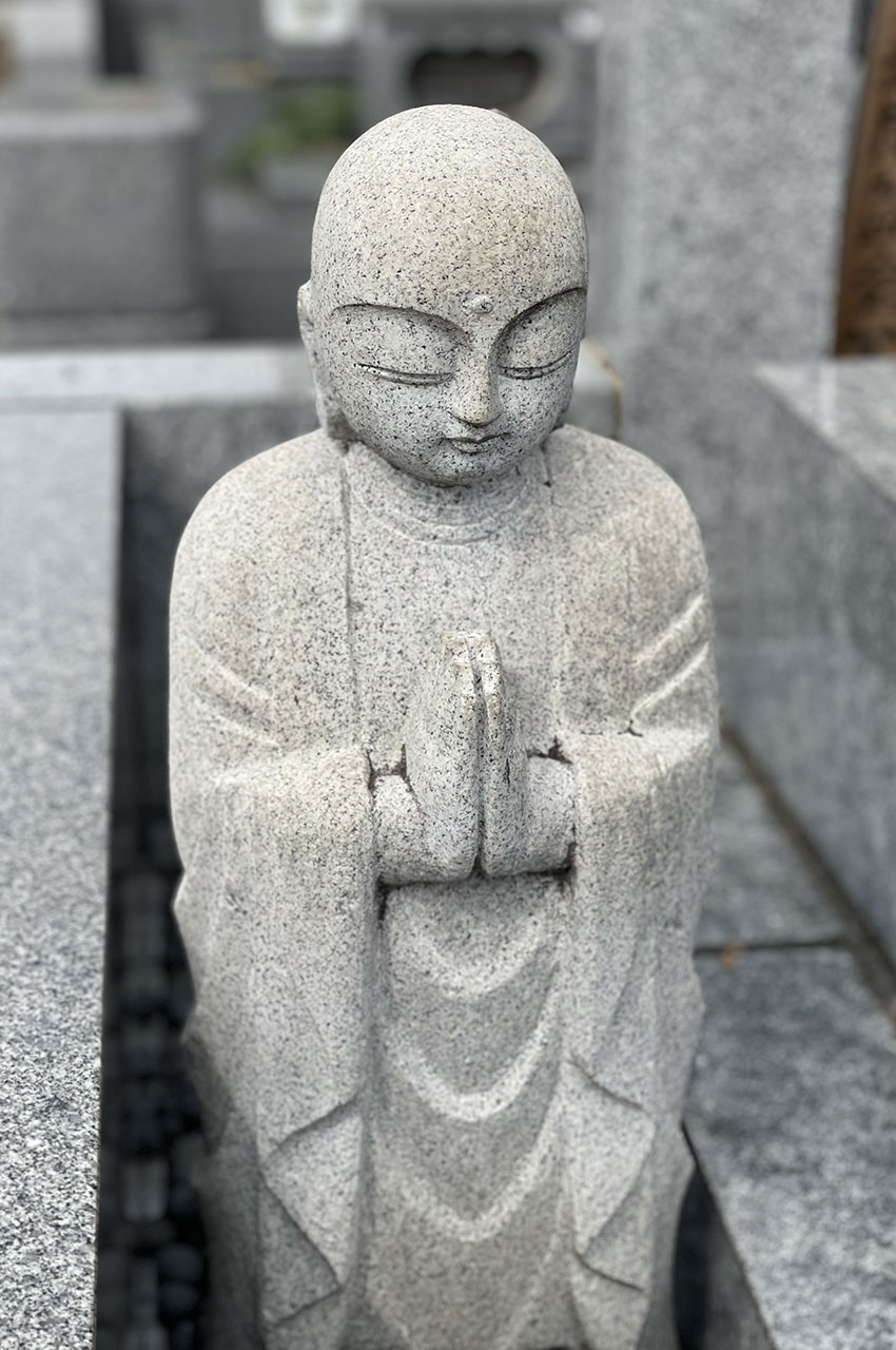 Statue d'un moine en prière