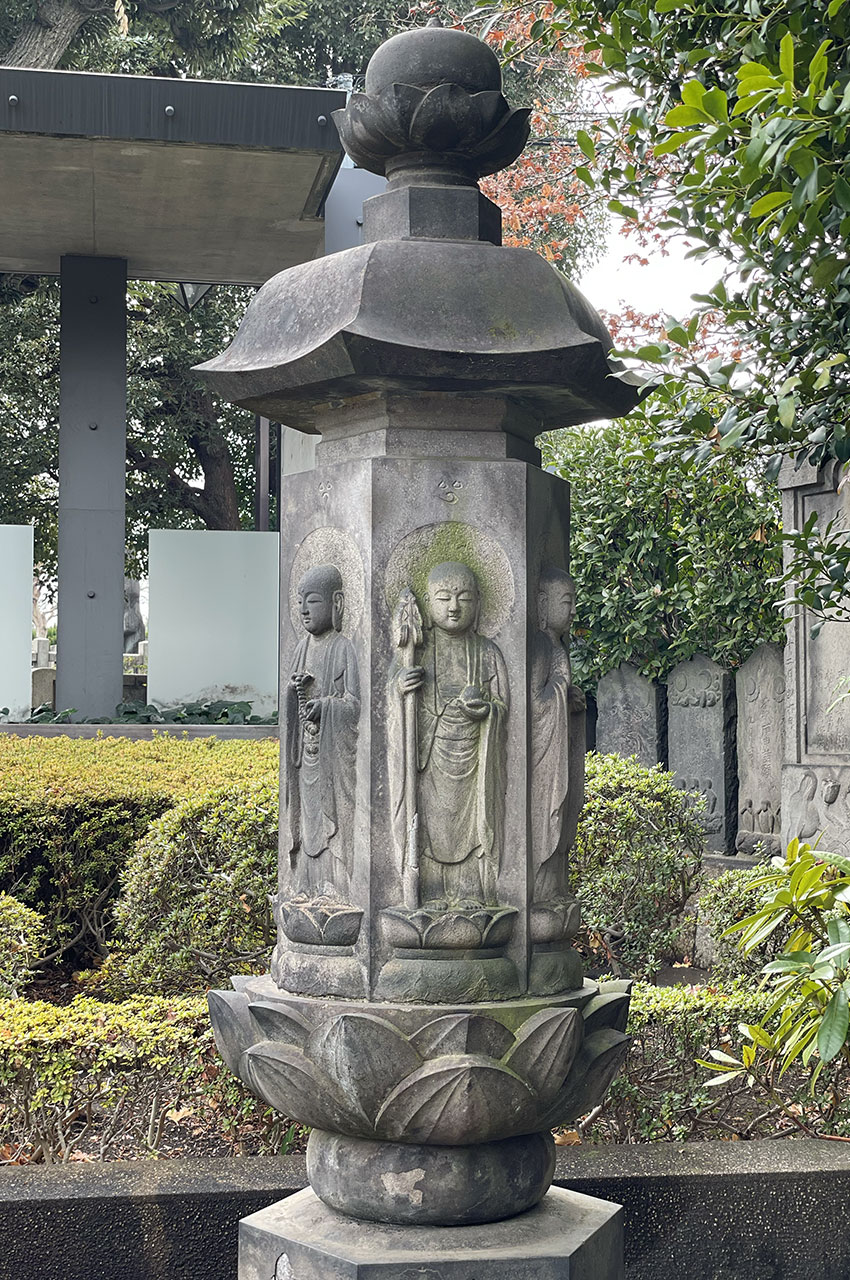 Statue de pierre à six jizos sur une fleur de lotus