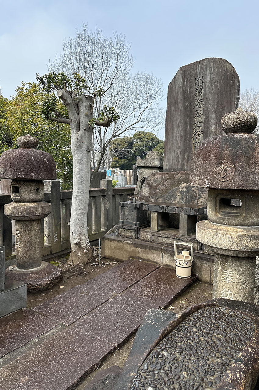 Stèle funéraire entourée de deux lanternes