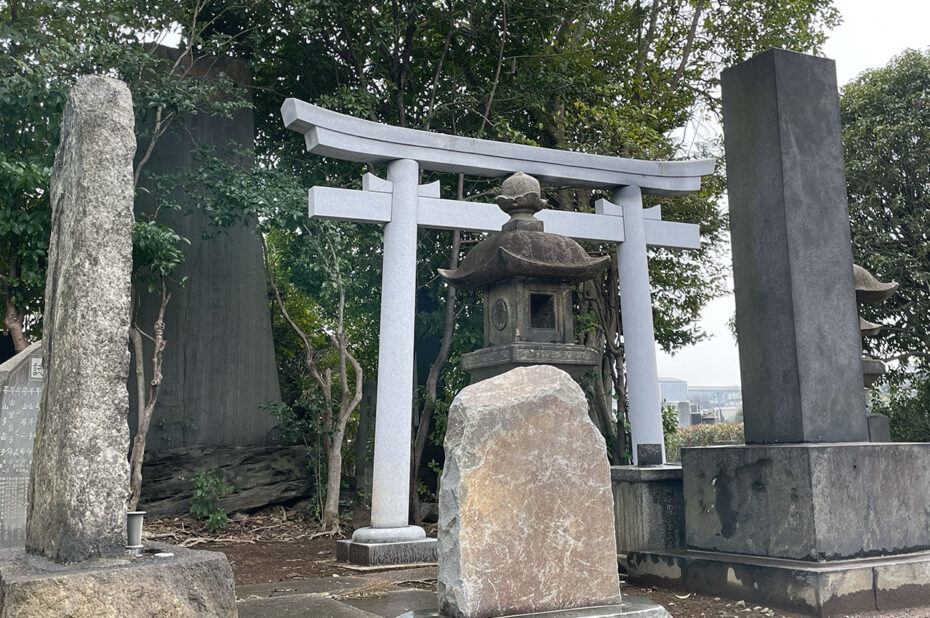 Des torii entre les tombes