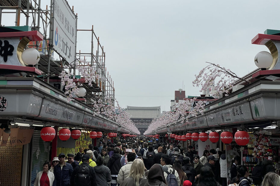 Beaucoup de monde dans la rue commerçante Nakamise-dori