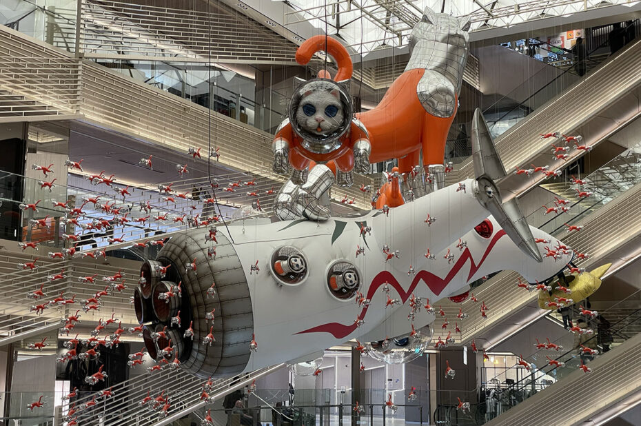 L'œuvre Big Cat Bang, par Kenji Yanobe, dans l'atrium de Ginza Six