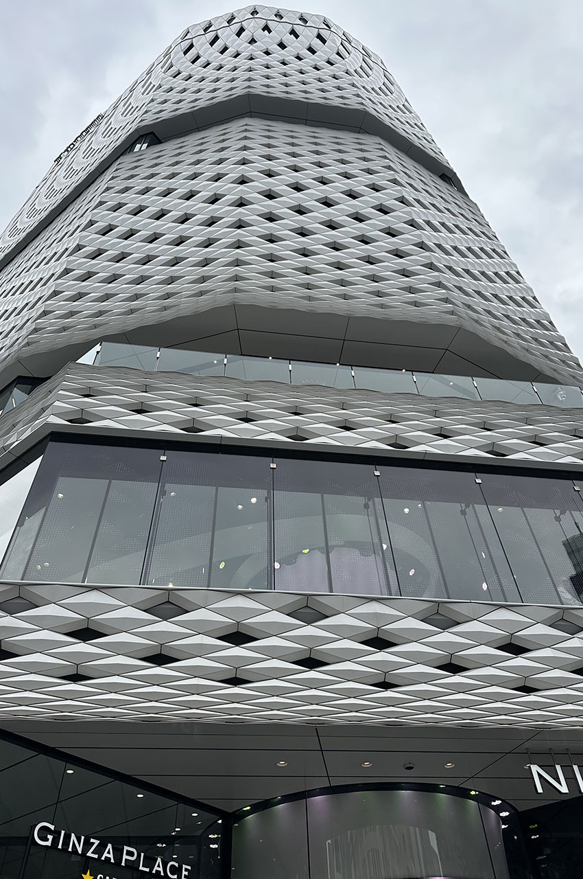 Le building Nissan Crossing offre un effet d'optique