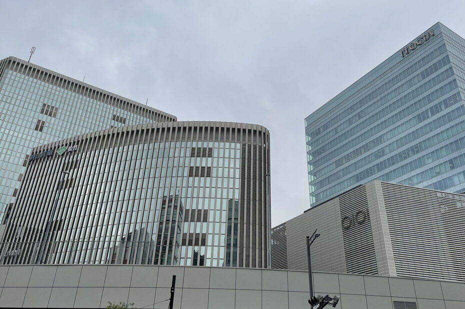 Buildings de verre et d'acier à Ginza