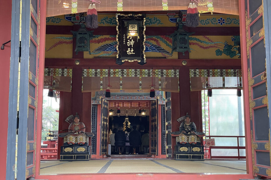 Une cérémonie est d'ailleurs en cours dans le temple