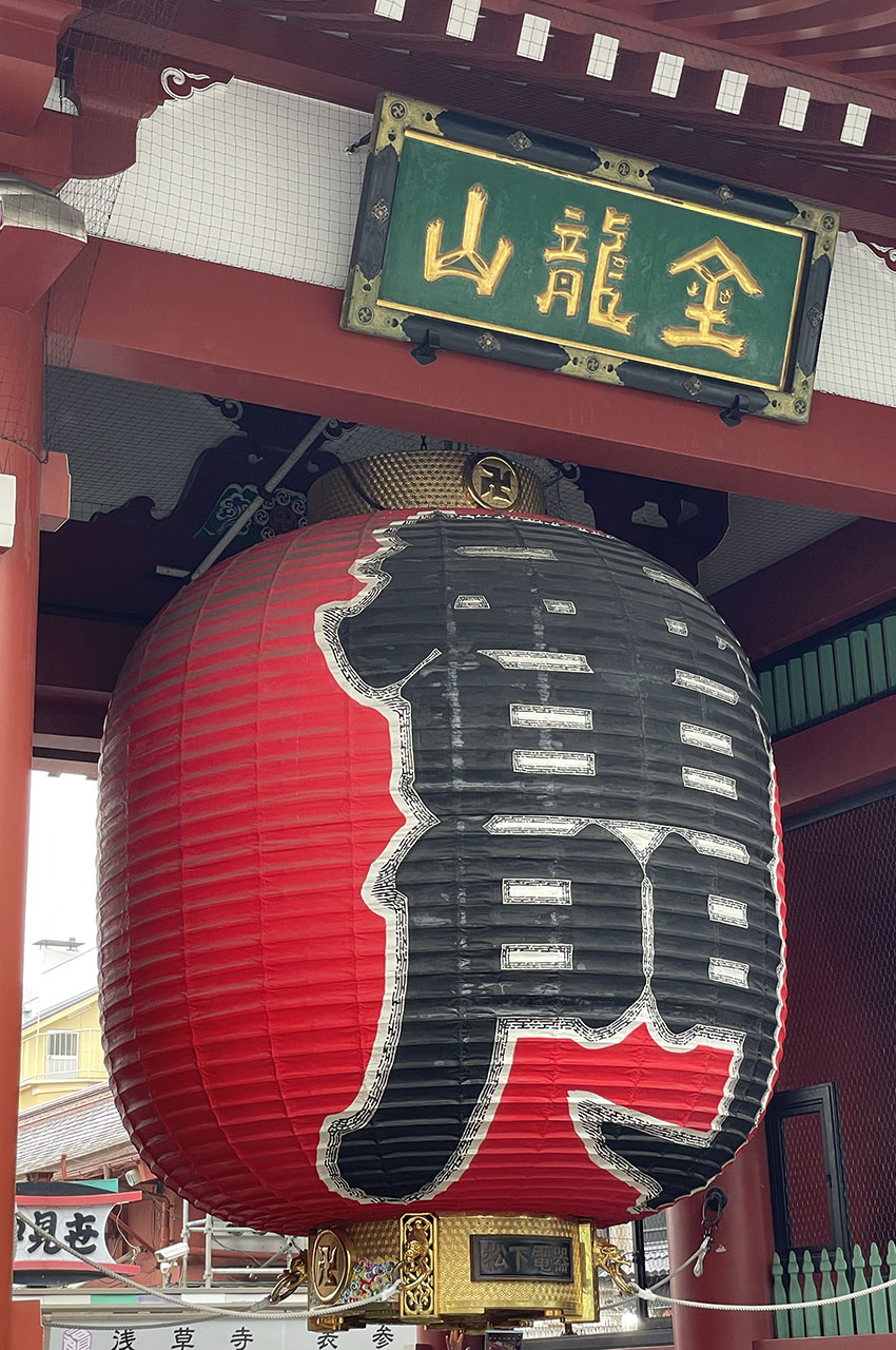 Une chôchin, immense lanterne au centre de la porte Kaminari-mon