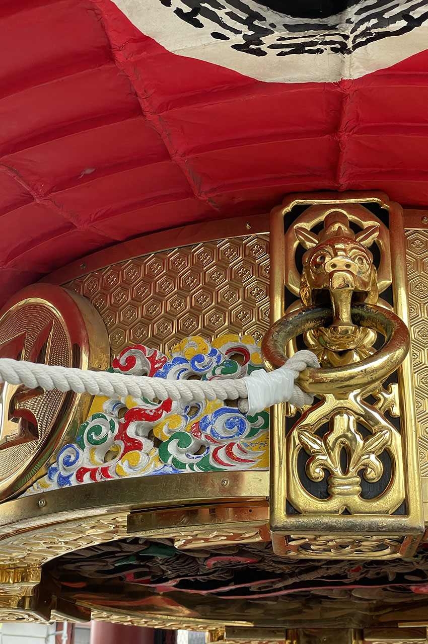 Corde attachée au chôchin, lanterne monumentale