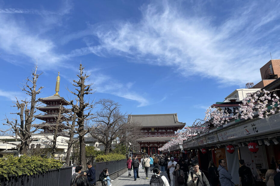 Déjà un peu de monde de bon matin sur la rue Nakamise-dori