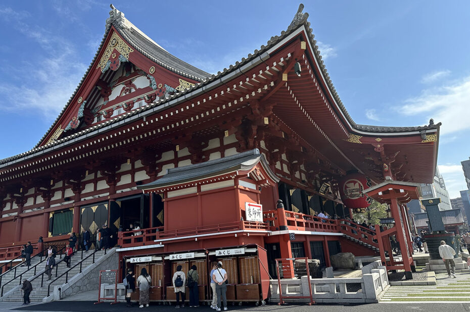 À l'arrière de Hondo, le hall principal du temple Senso-ji