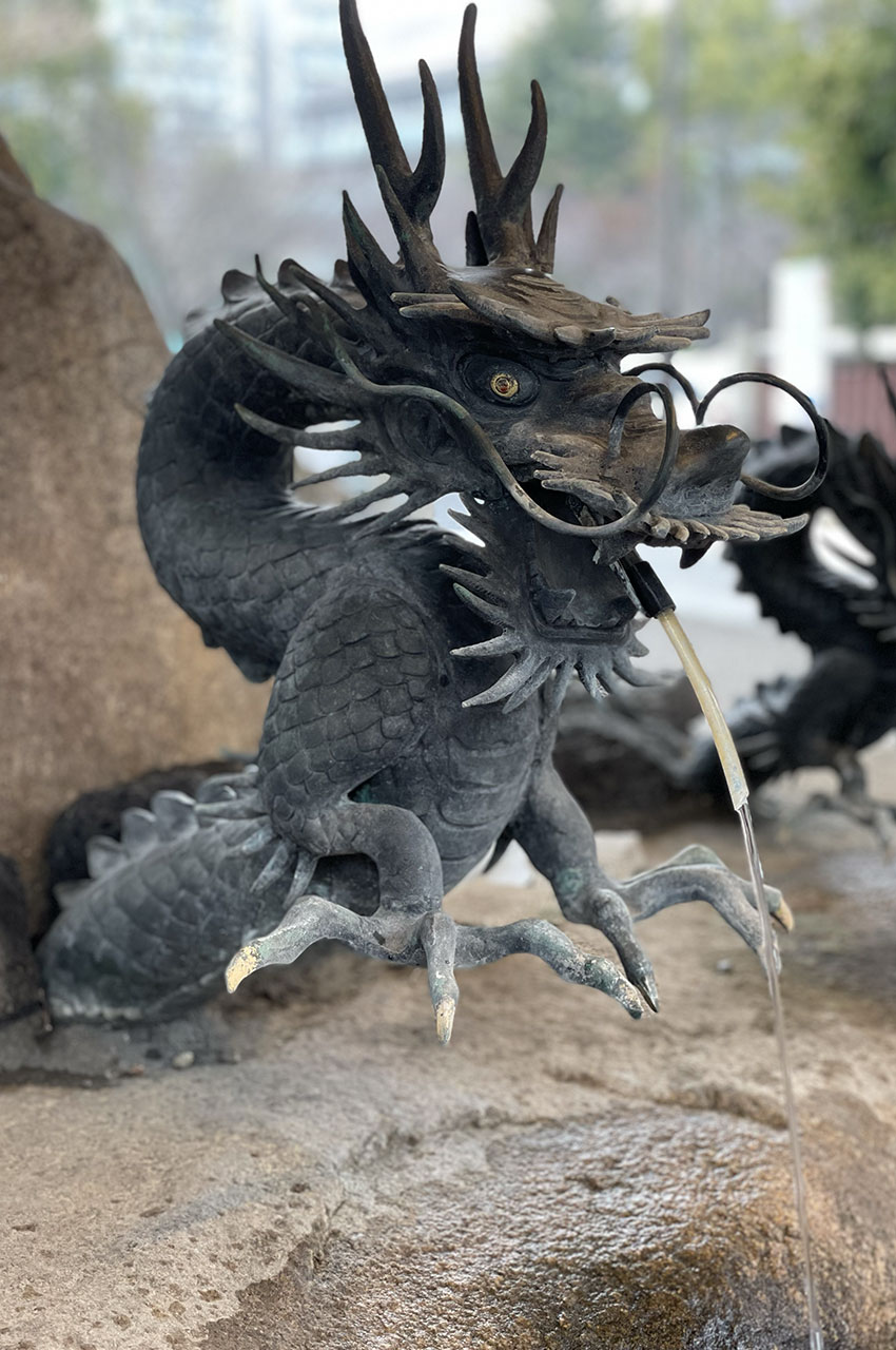 Un des dragons du chozuya du temple Senso-ji