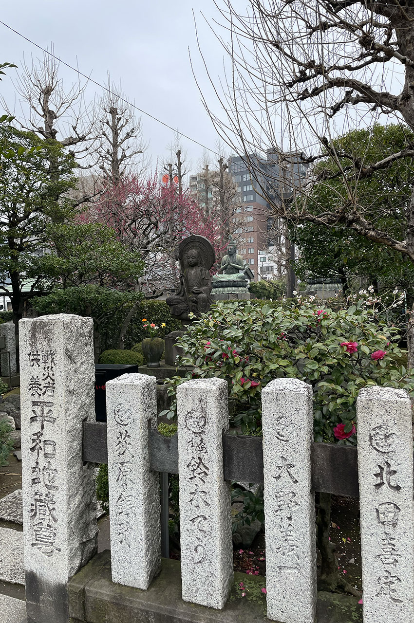 Des espaces à l'écart de la foule pour prier