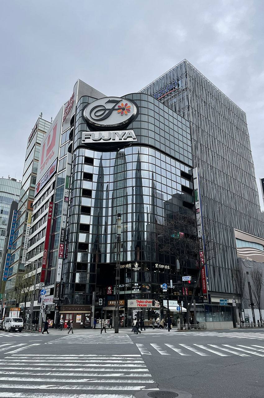 Le bâtiment de Fujiya à Ginza crossing