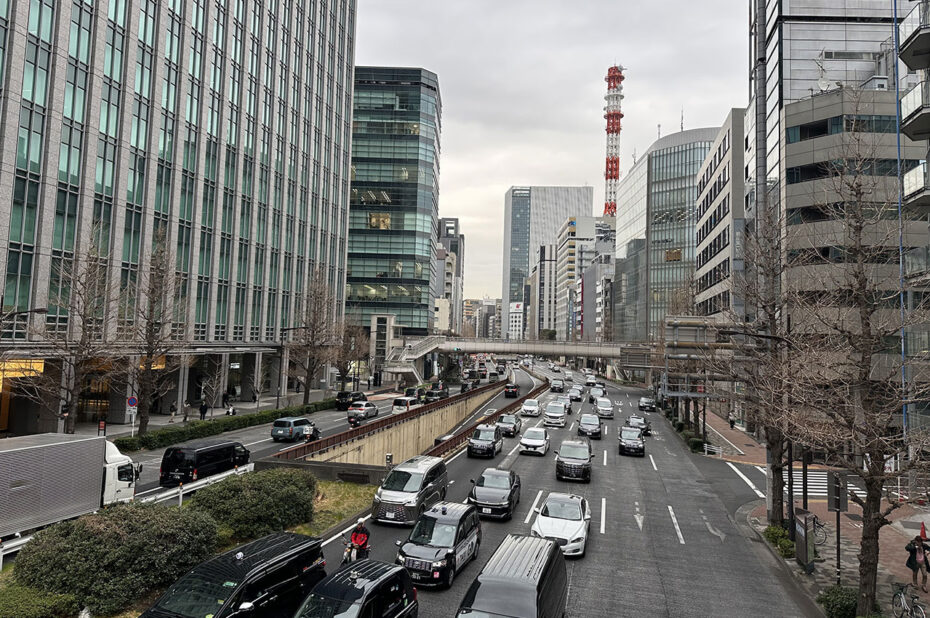 Une grande artère qui traverse le quartier de Ginza