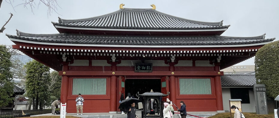 Les Japonais vont prier dans le temple annexe Yōgōdō