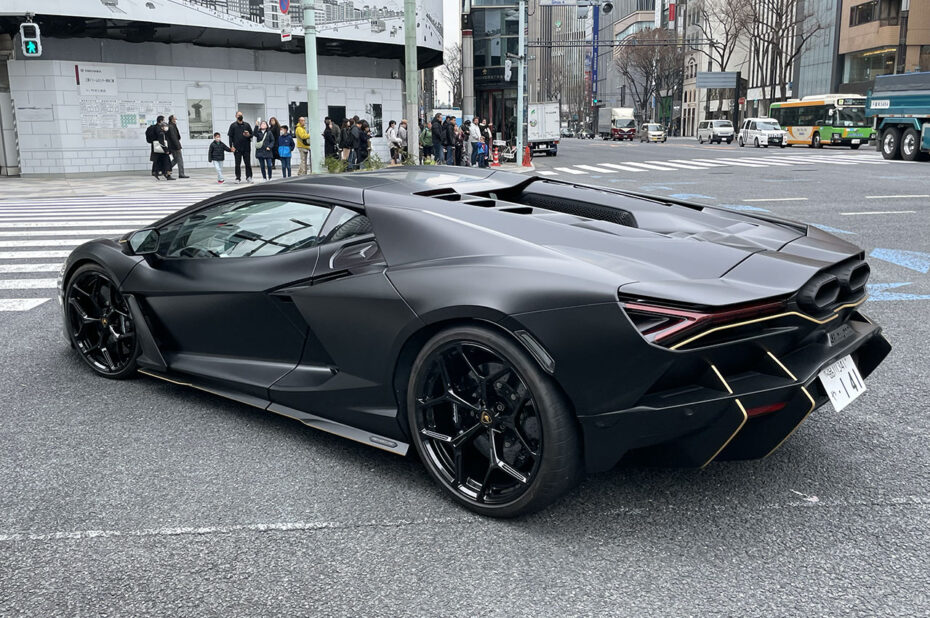Lamborghini Revuelto dans les rues de Ginza