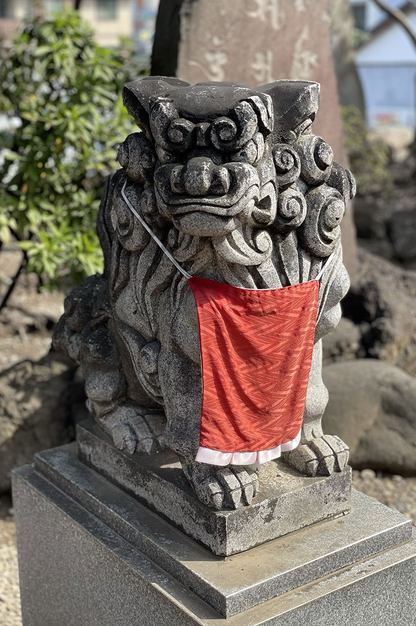 Un lion gardien du temple avec une offrande votive (tissu)