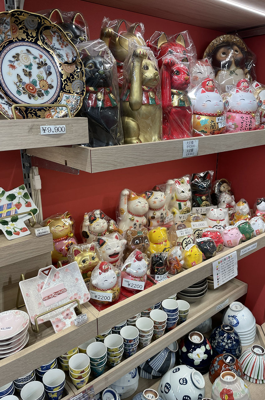 Des objets éclectiques dans les boutiques de la rue Nakamise-dori