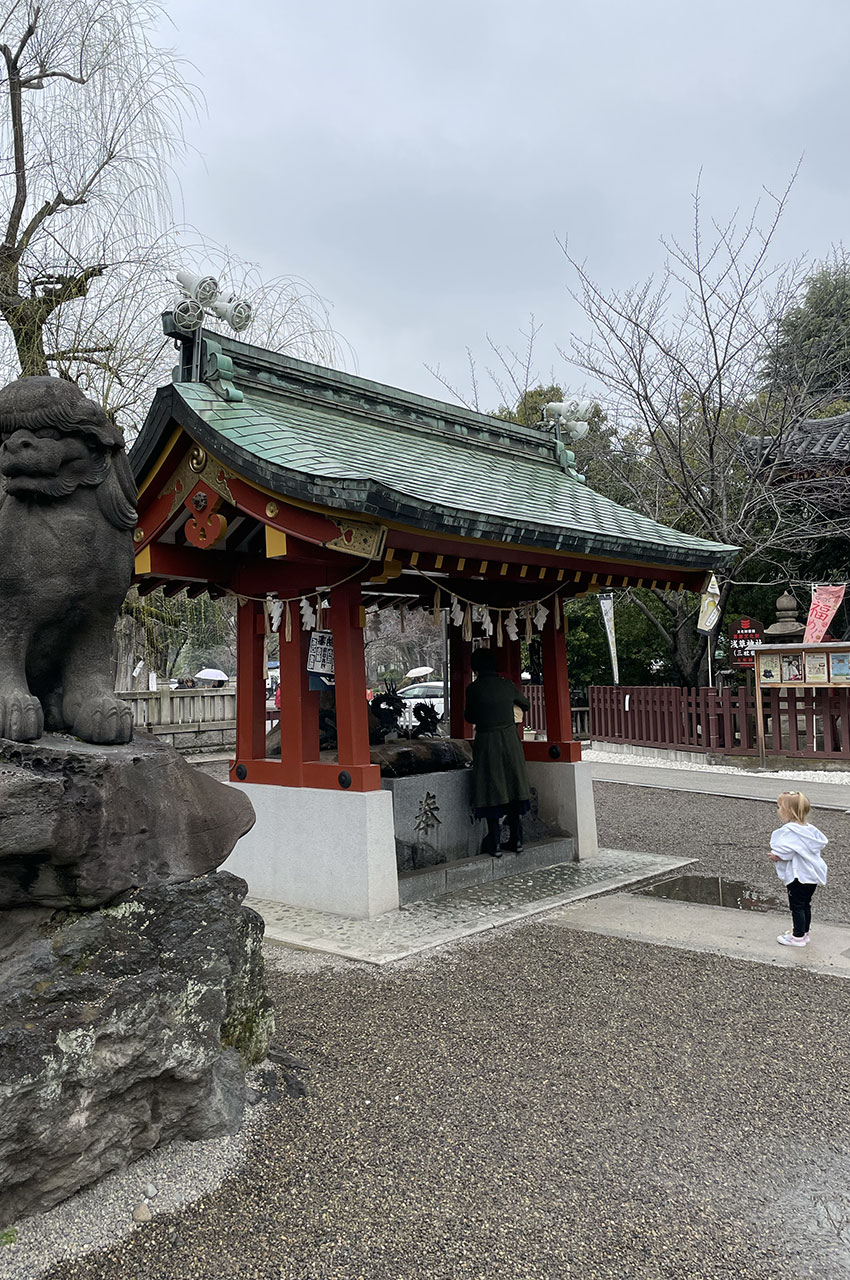 Une petite fille attend patiemment pour se purifier