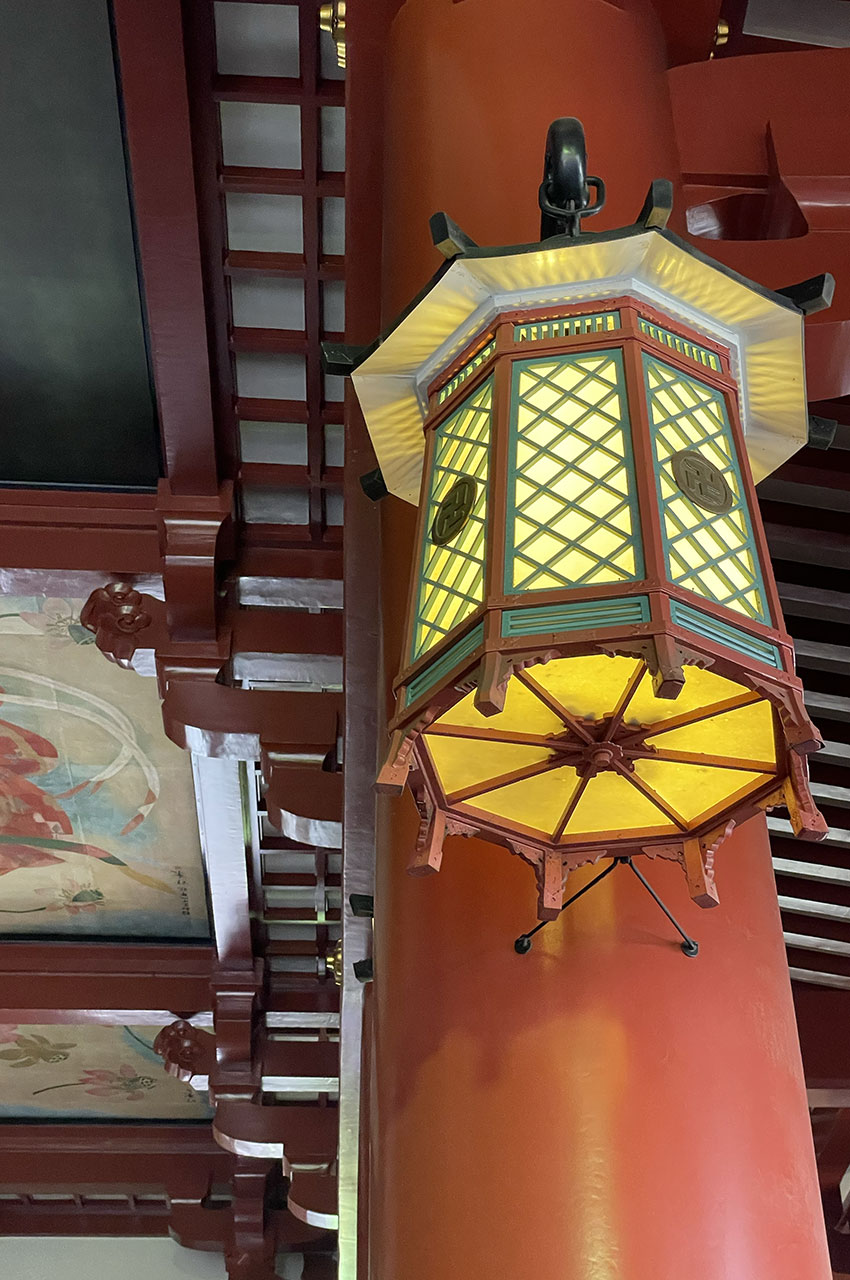 Petite lanterne à huit pieds dans le temple Hondô