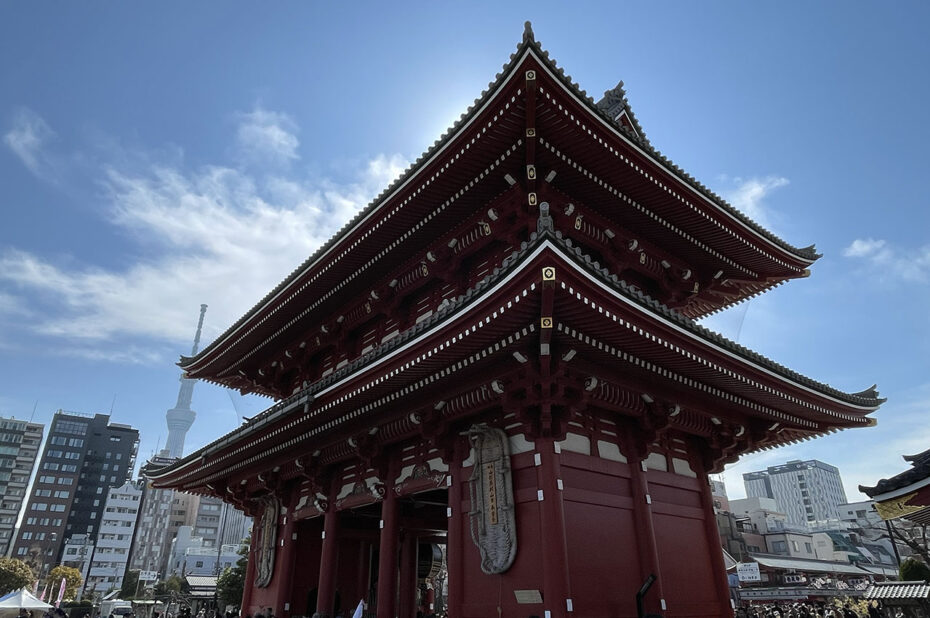 La porte du Hozô-Mon et la Tokyo Skytree au fond