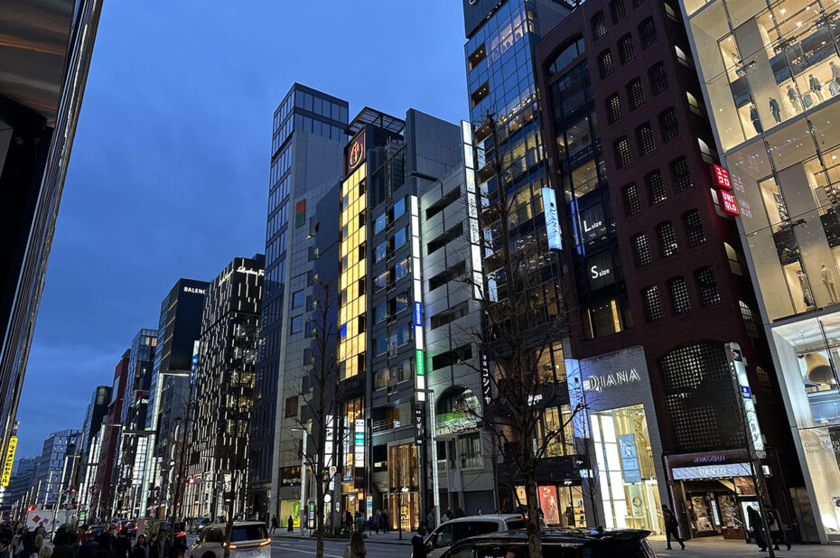Promenade dans Ginza au crépuscule