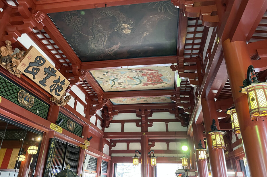 La richesse des décorations du temple principal Hondô