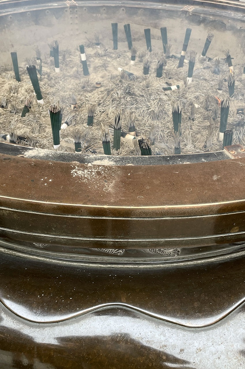 Le grand brûleur d'encens Shokoro diffuse une fumée purificatrice