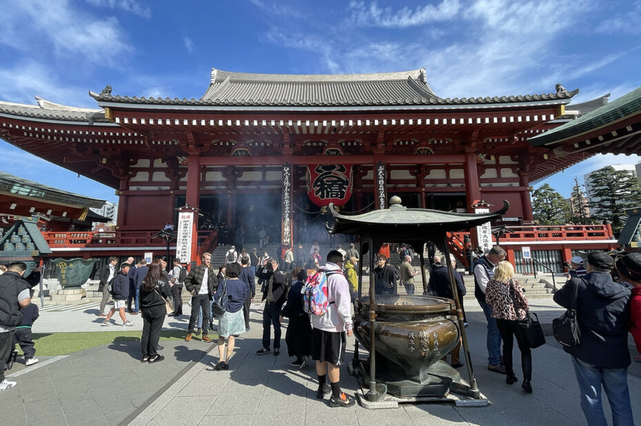 Le shokoro, brûleur d'encens, face au temple principal