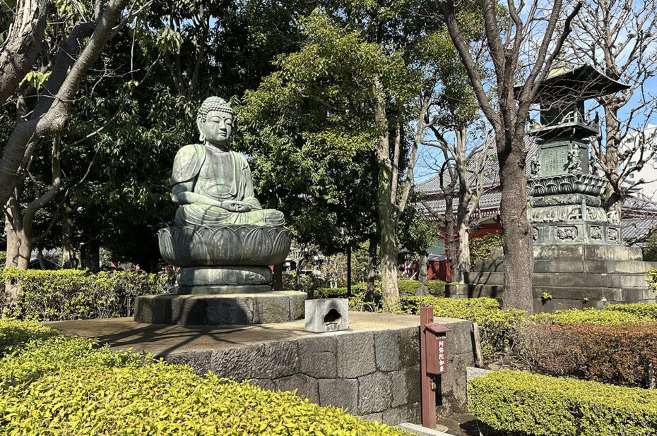 Statue de Bouddha assis sur une fleur de lotus