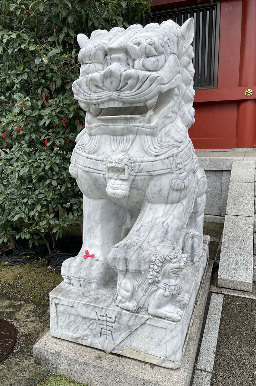 Statue d'un lion, gardien de l'entrée du temple