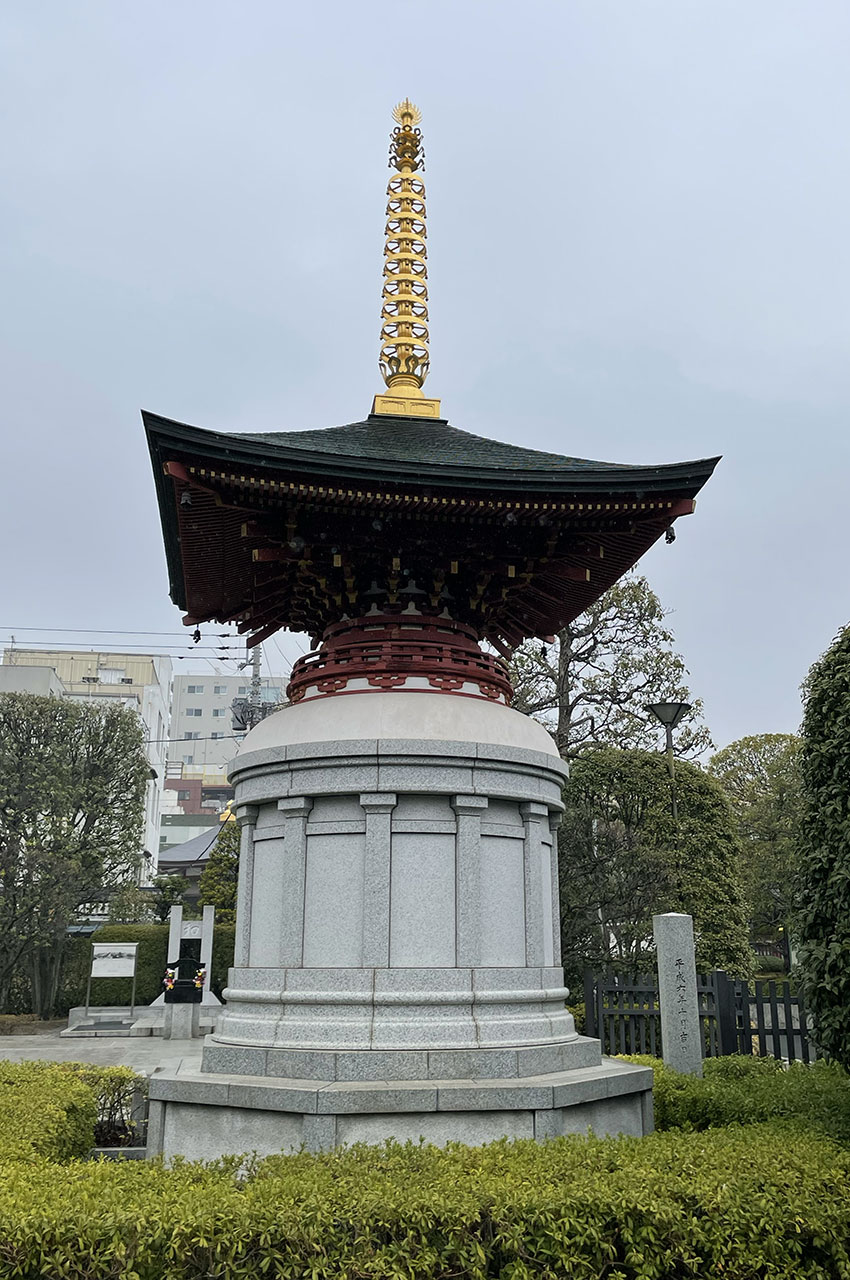 Stupa dans les jardins du temple Senso-ji