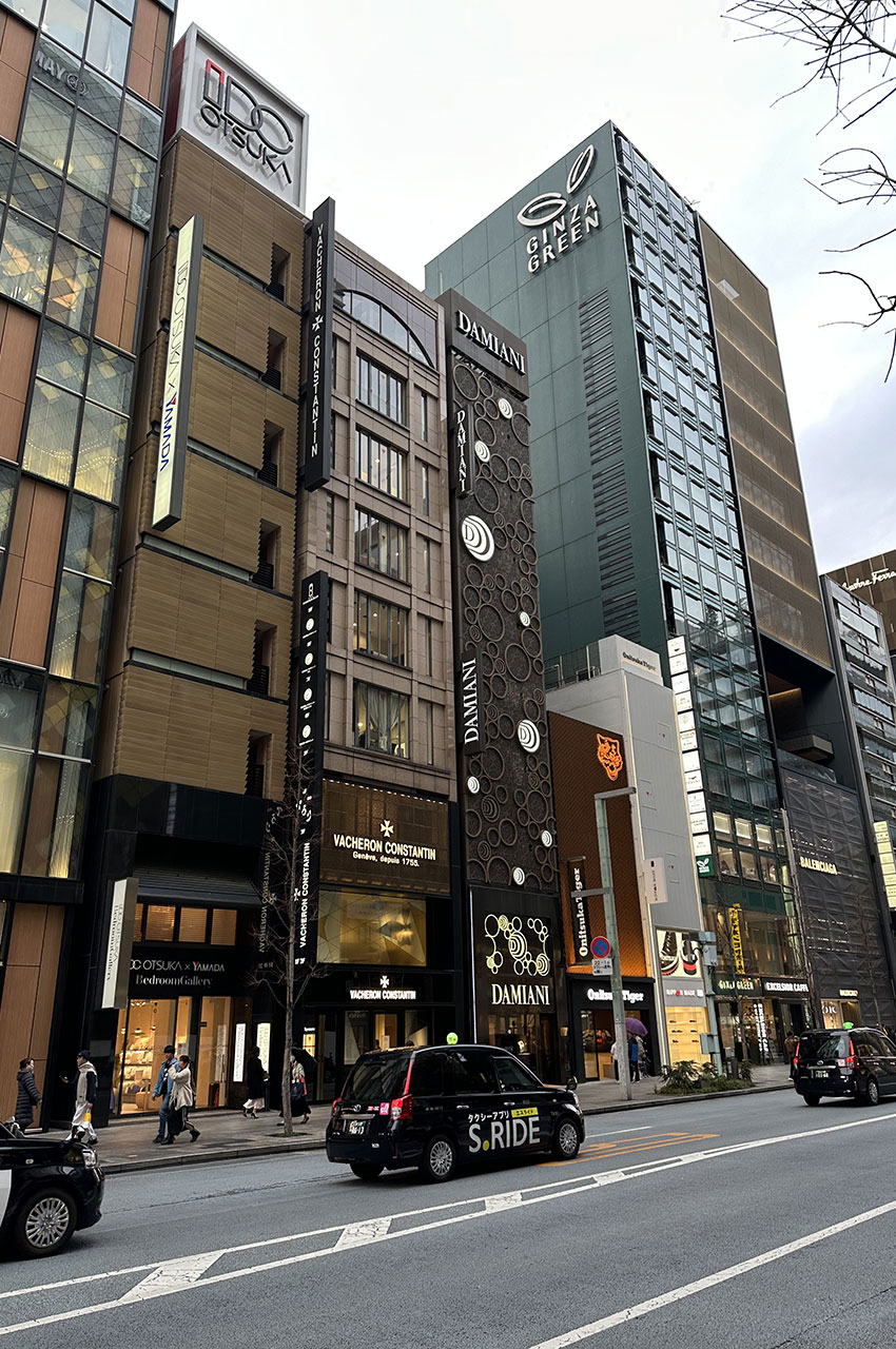 Des taxis noirs se suivent dans Ginza