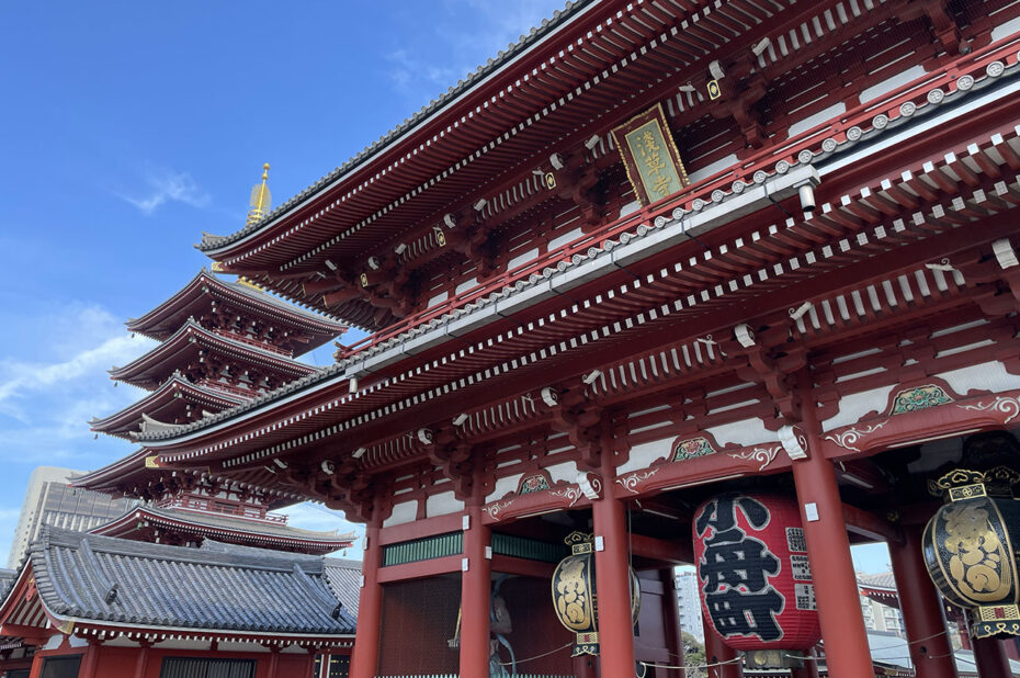 Les toits des temples d'Asakusa sont très travaillés