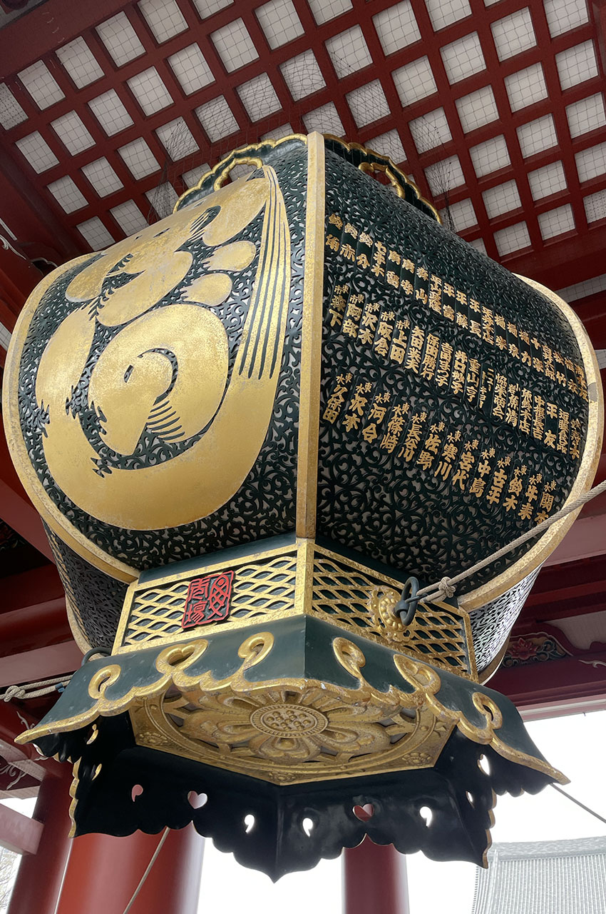 Une des deux lanternes tôrô sous la porte Hozô-mon